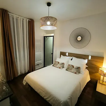 Champagne Moutardier Oda ve Kahvaltı 3*